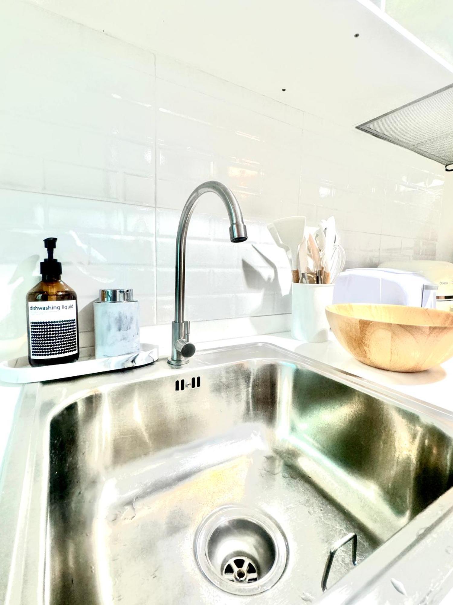 Sea&mountain View,5 Mins Walk To Famous With King Size Bed Apartment HHQ