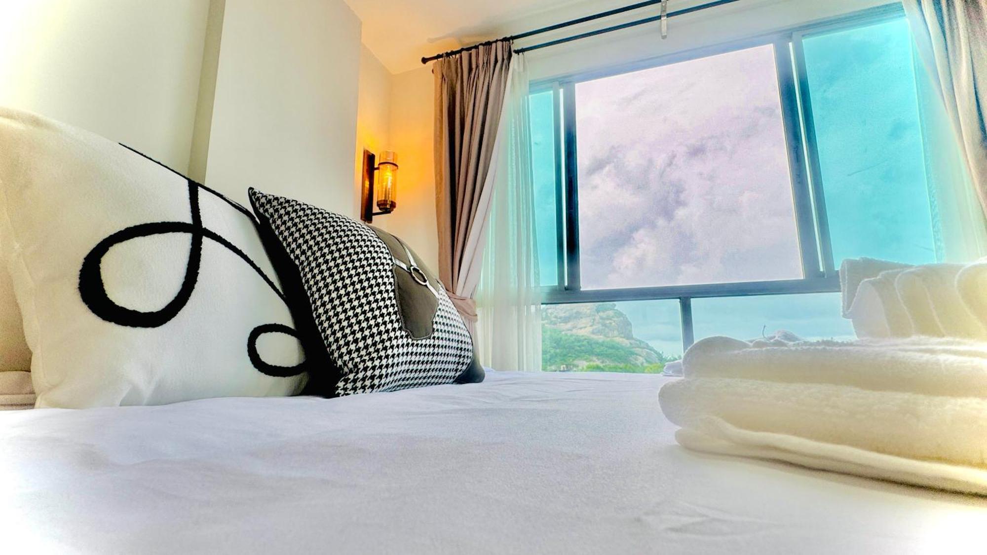 Sea&mountain View,5 Mins Walk To Famous With King Size Bed Apartment HHQ